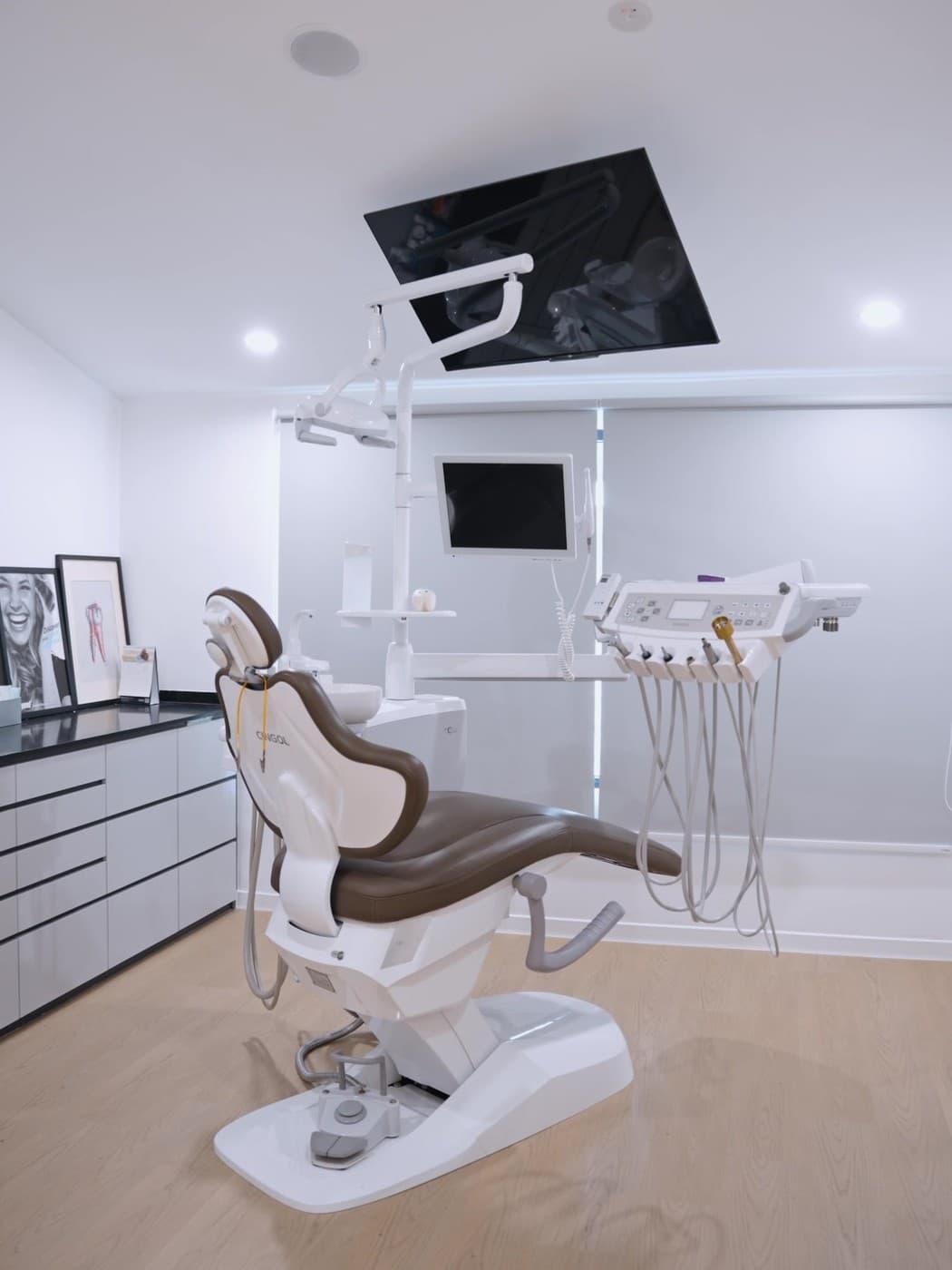 The Garden Dental 配备数字显示屏的治疗室